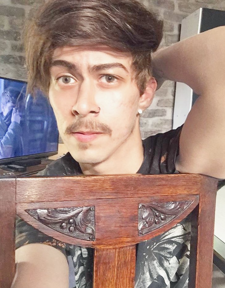 Kevin__Brian's tweet image. Strange pose