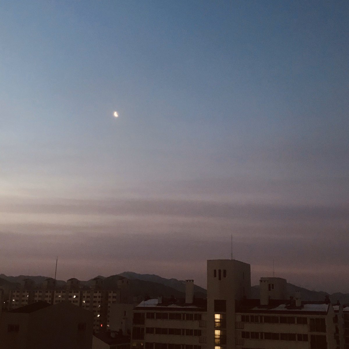 조각달이 이쁘게 떠있는 아침. 분주한 하루를 살아내고 있는 요즘 마음은 오히려 맑아지고 넓어지는듯 하다. 오늘도 선물같은 하루에 감사하며 모두에게 축복의 날이기를...