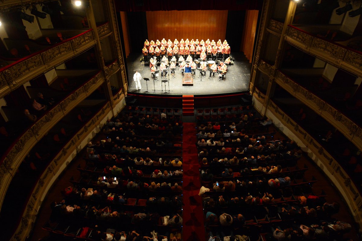 FiestasStaCruz's tweet photo. El @Teatroguimera acogió en la noche de este martes el concierto de Carnaval de Los Fregolinos que esta vez estuvieron acompañados por Candelaria González, Noelia Guidi, Frank Blees, José Antonio Martín y Fernando Campero.

#CarnavalSC20 @SCenCarnaval  @AndresMCasanova https://t.co/tXHQnfRnUX