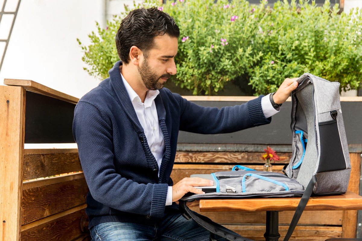 Protege tus accesorios de los robos con la mochila Citylite Pro Security. Cuenta con una cremallera de seguridad y bloqueo de radiofrecuencia para evitar escaneo de tarjetas de crédito.
Brasil  bit.ly/3bp0IRk  
Chile bit.ly/2ShgExB