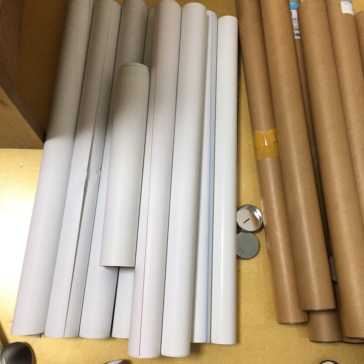 a07090709a's tweet photo. 덤덤 빨간맛 2017시그 포스터 루키 각각  5000원이고 지관텅 포함 가격입니당  !! (끝에 핀으로 꽂아놓았던 흔적있어요)
베드보이 파워업 피키부2장 세트 베드보이 RBB 각각 5000원이고  하자없습니당  !! 너무 많아서 사진 첨부를 못하닌 디엠 주세요 😊
택배비는 +4000원입니다 https://t.co/zalMYJ6ciE
