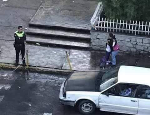 CelulaPuebla's tweet photo. #Enterate
Tras los hechos ocurridos con el caso #FatimaCecilia, a través de #RedesSociales se ha viralizado una fotografía de 2017 donde un oficial de la @SSC_Pue cuidó de una menor que al salir del C.E. Morelos en #Puebla no encontró a su madre.
¡Honor a quien honor merece! https://t.co/agg81lOj1M