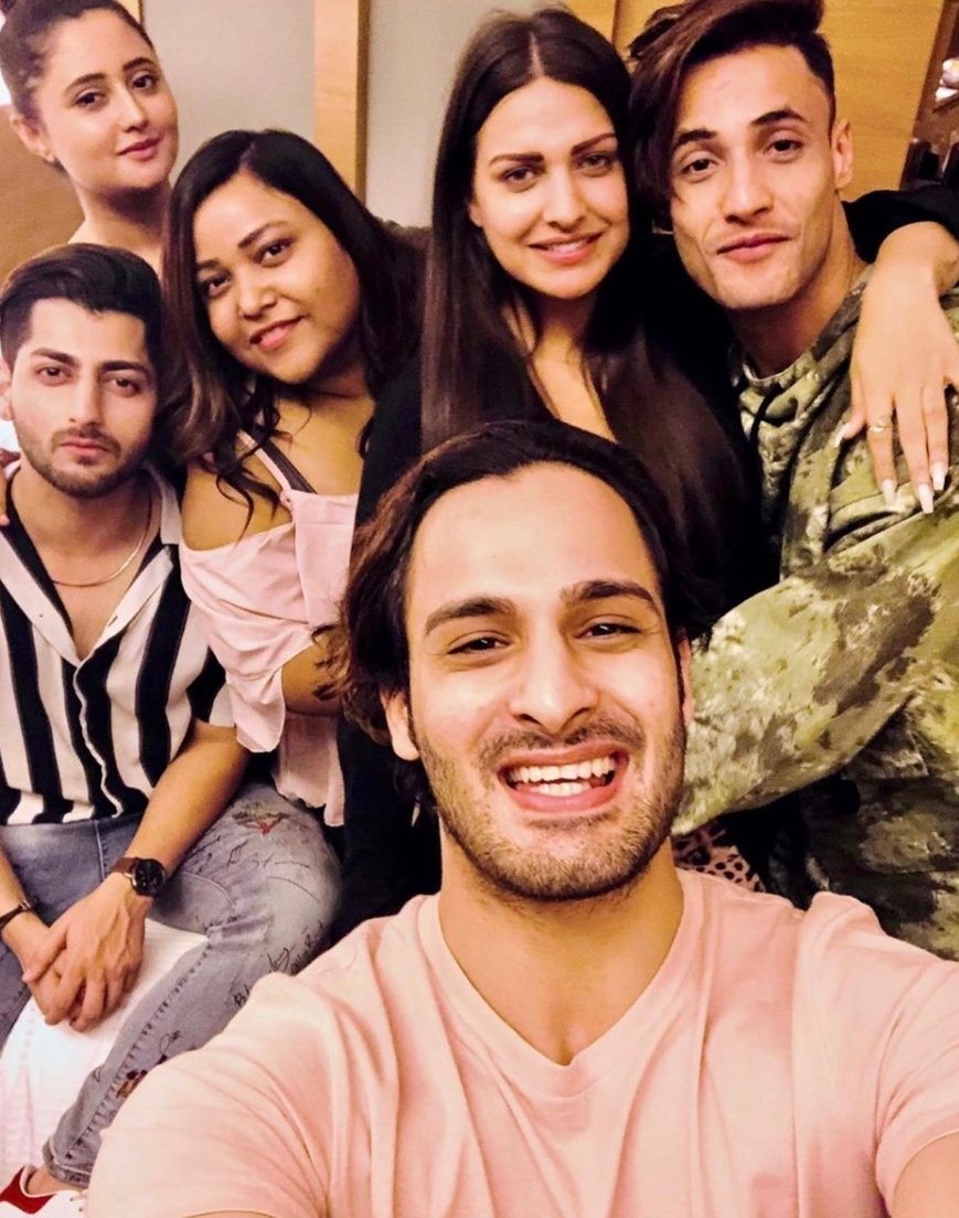 JCanadra's tweet photo. Awwww thank you @realumarriaz for sharing this lovely pic on ur insta. 
Happy faces, looks good.

#ForeverWithAsim
#AsiManshi https://t.co/DaLdMnmIqb