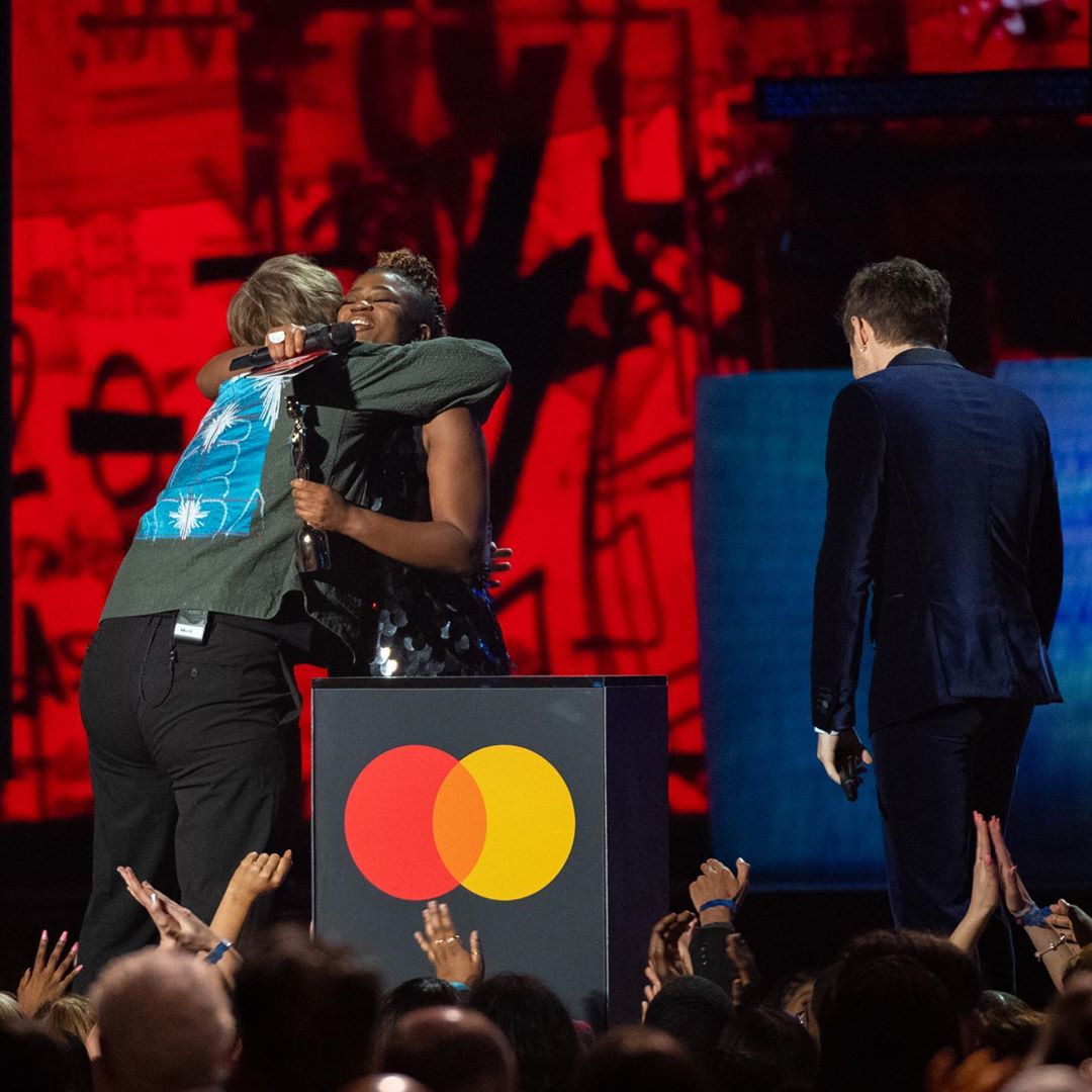 NJHNEWS2's tweet photo. IG|| brits: When your pal wins the award for Best New Artist and you don’t even try and hide your excitement! 🥳 #Brits2020 

https://t.co/dWK0jVN6nM https://t.co/f4agmG1aza
