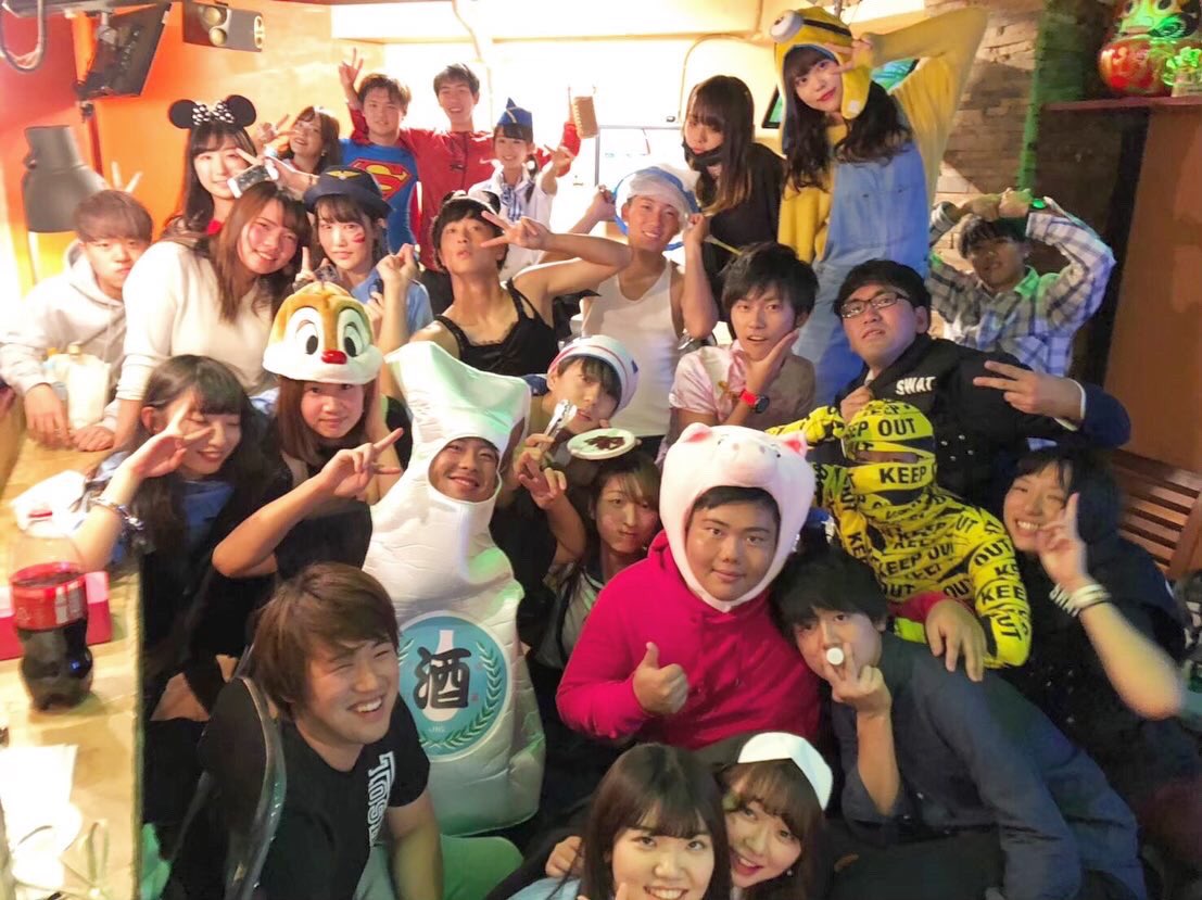 otter_2020's tweet photo. OTTERではテニスだけでなくイベントにも力を入れていて、合宿や花火大会に行ったり、みんなで仮装してHalloween partyをしたり、スノボをしに行ったりします🎇🎃🏂✨
イベントの様子はInstagramに掲載してるので是非チェックしてみてください❤️https://t.co/QLqSlFQt1U https://t.co/sbDpi1bKBY