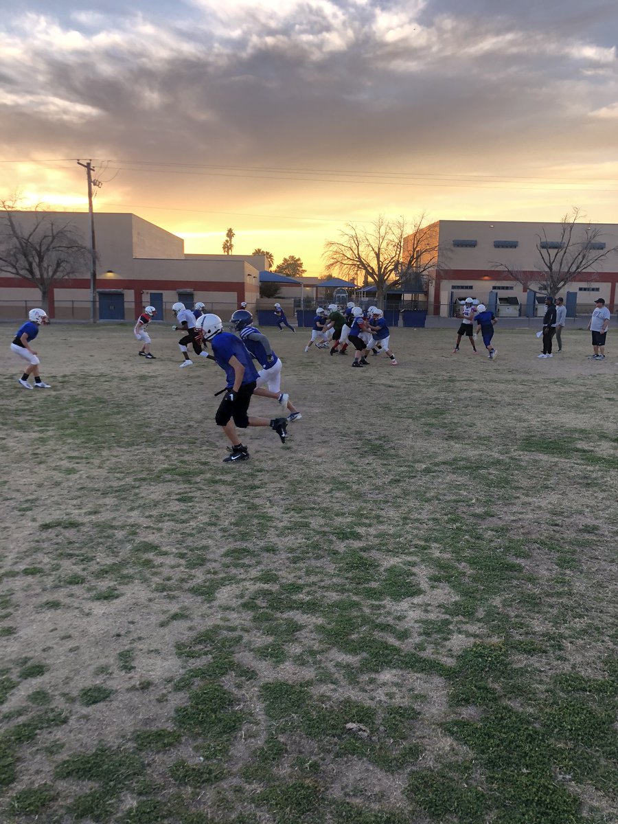 CoachSanders85's tweet photo. Beautiful night at football practice! @AHSJrTitans #TitanUp #FutureAHS #BuildingTheA https://t.co/IzDD8OqZZr