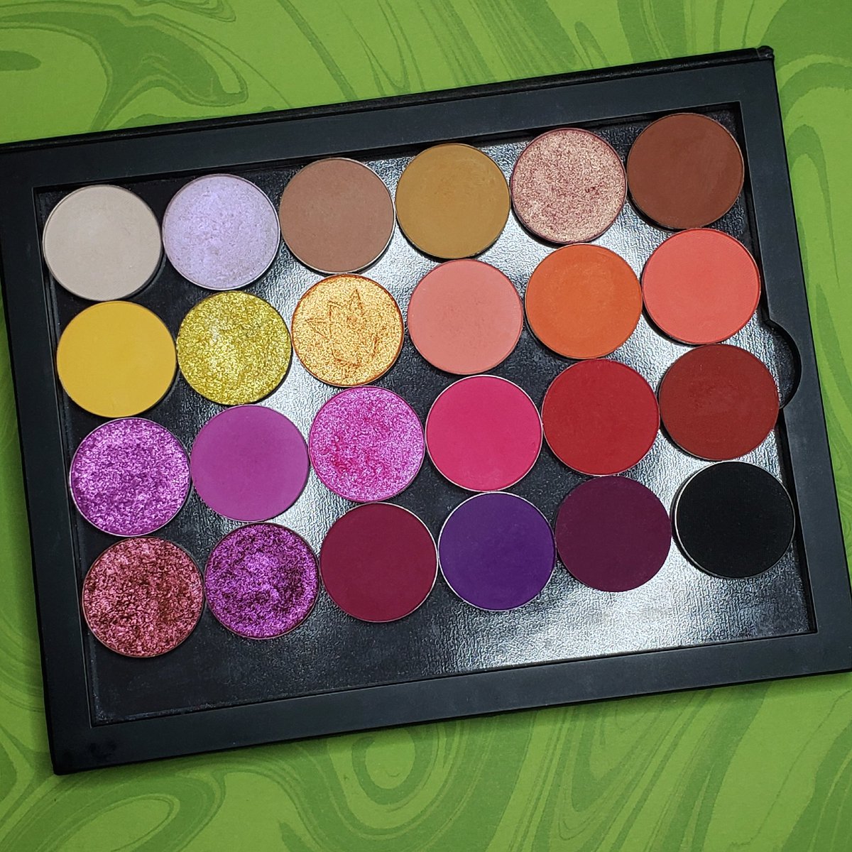 juliakmarch's tweet photo. This is my dupe palette of the #MorphexJaclynHill vol 2.
#colourpop #looxi #devinah #makeupgeek #halcyoncosmetics #touchofglam #clionadhcosmetics https://t.co/vF7eTvCL01