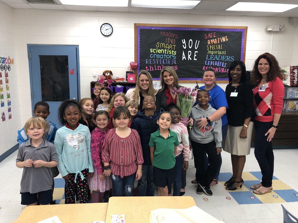 sdedragons's tweet photo. Congratulations to First Year Teacher of the Year, Ms. Dooley!!! She does such a great job at creating engaging lessons, building positive relationships, and collaborating with her 1st grade team. She is a true inspiration to us all. #firedup #inspire #loveofteaching https://t.co/vyU0FrSzWW