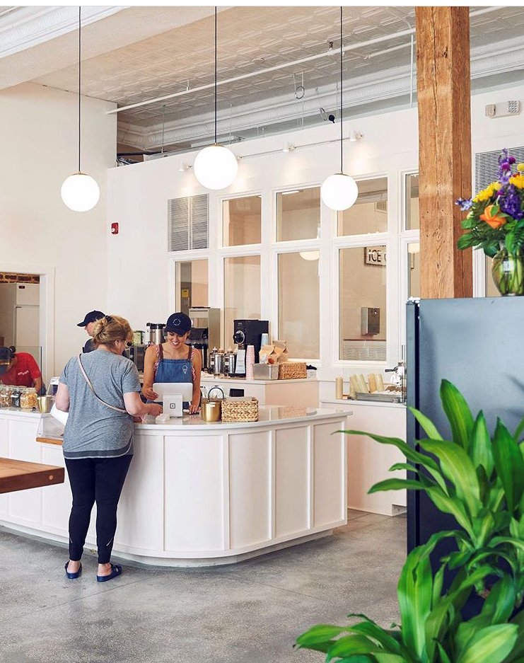 KingCharlesInn's tweet photo. Stop at Off Track Ice Cream for a refreshing taste of Charleston. Located just a short four-minute walk from King Charles Inn, Off Track offers both traditional and vegan ice cream in classic and inventive flavors. 🍦 📷offtrackicecrea
#charlestonsc⁠ #offtrackicecream https://t.co/CTxiOQv1rO