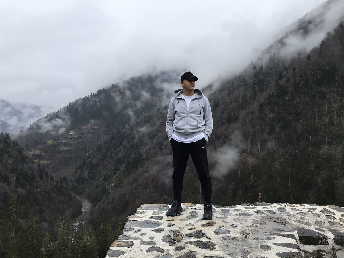 Dağlar girdi aramıza. Taş çürüsün, yol utansın..