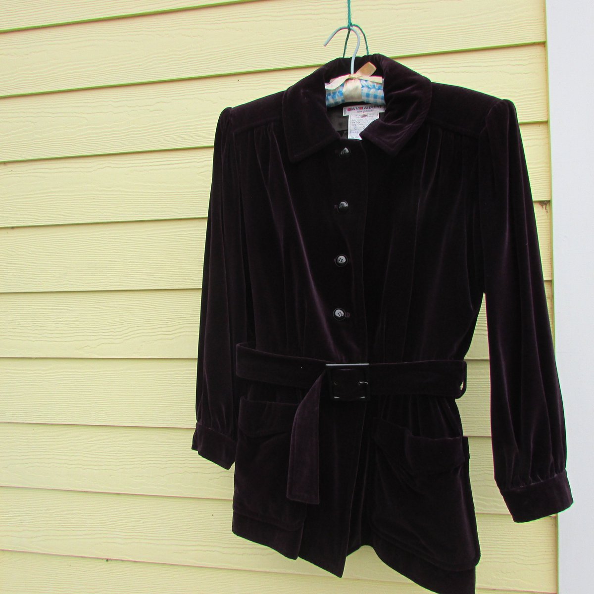 MariesGems's tweet photo. Gorgeous Jacket! This shop is fantastic. #DesignerJacket #TimelessClassic #VintageYSL #VintageVelvet #etsy #women #jacket #purple #rivegauche #velveteen #france #1980s #yvesstlaurent Really love this, from the Etsy shop hoarderwithnoborder https://t.co/evykxQrhQu https://t.co/EpcupjF17f