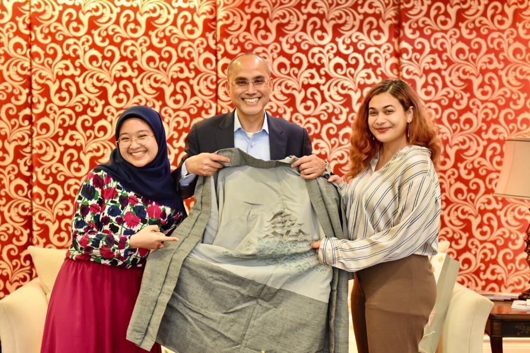 MohdShukriYajid's tweet photo. A pleasant surprise to meet Aleaa &amp; Yasmeen safely returning home from 1-year Global Mobility Program in Japan. So glad you've brought home learnt values and experiences. All the best in your next venture with @MSUMalaysia @Bloococo @lealias #AYWLP #MSUglobal https://t.co/HZGaCFcoKy