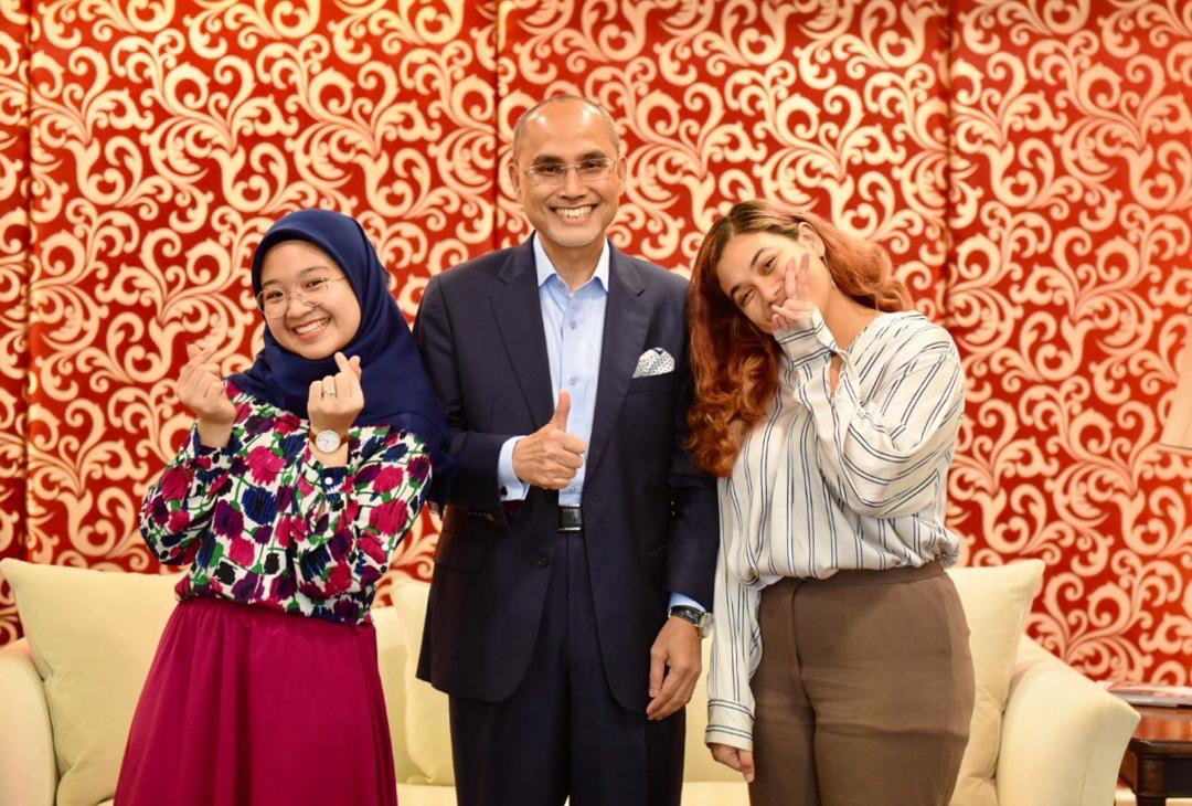 MohdShukriYajid's tweet photo. A pleasant surprise to meet Aleaa &amp; Yasmeen safely returning home from 1-year Global Mobility Program in Japan. So glad you've brought home learnt values and experiences. All the best in your next venture with @MSUMalaysia @Bloococo @lealias #AYWLP #MSUglobal https://t.co/HZGaCFcoKy
