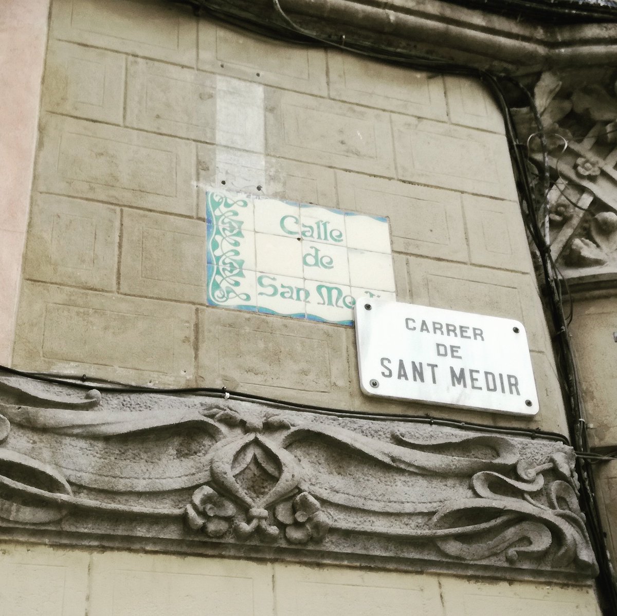 AgusGiralt's tweet photo. Sempre he pensat que la col·locació d'aquesta placa al carrer de Sant Medir també té bastanta tela :S #Sants #Patrimonimodest https://t.co/M91YGel2Q9