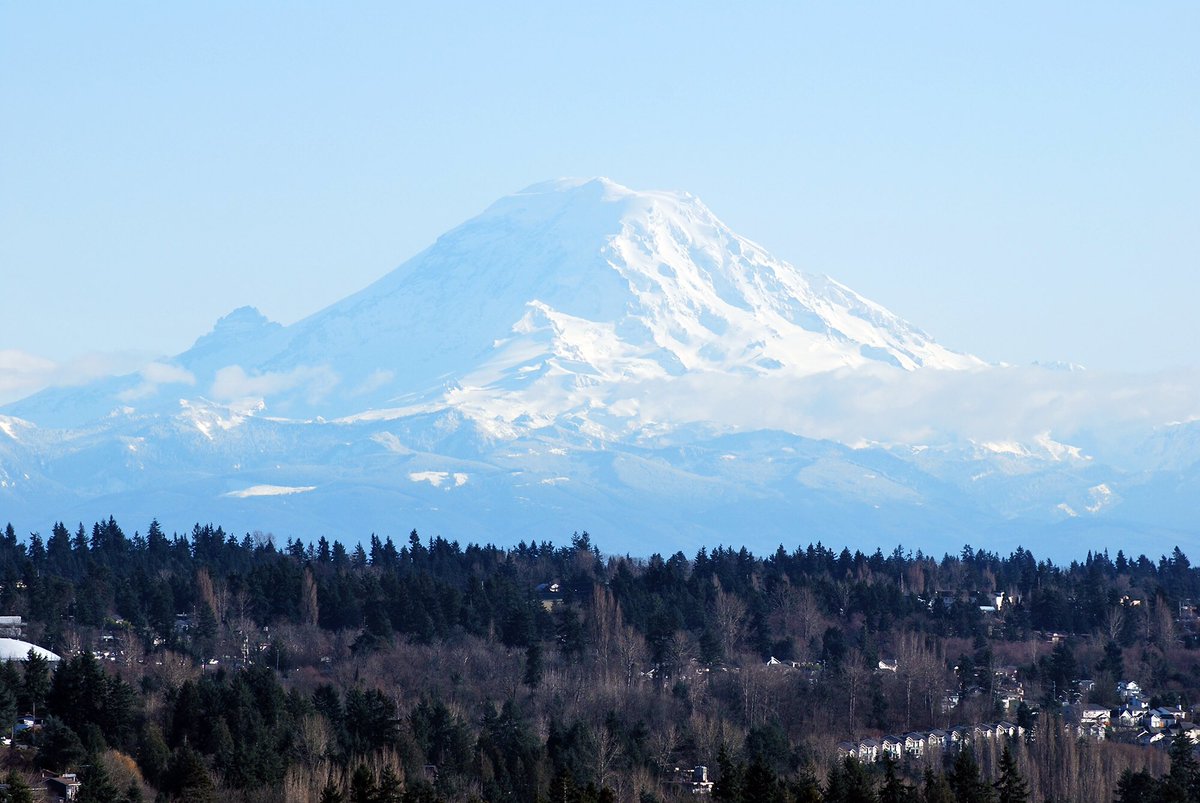 LewisSports's tweet photo. The mountain is most definitely out. https://t.co/2X3BFPHwtF