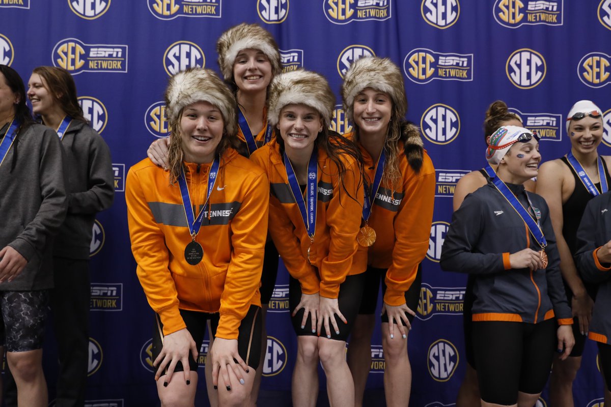 Those coonskin caps 😍😍😍

( also the 🥇🥇🥇🥇 )

#GBO 🍊 🌊 | #SECSD20