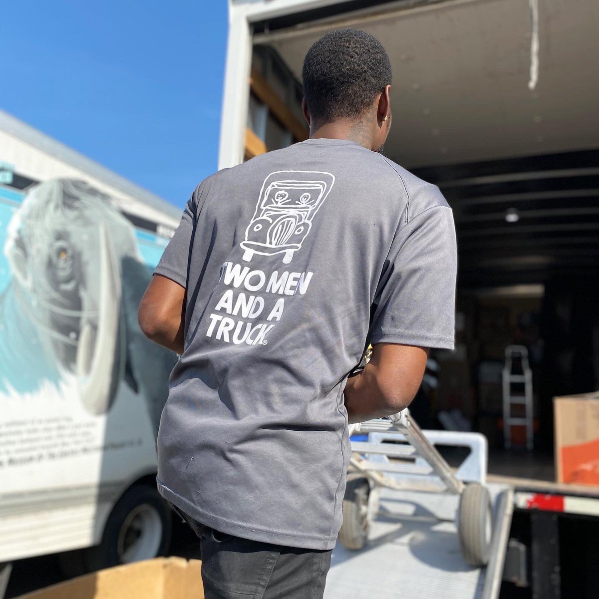 twomenaz's tweet photo. Our movers spent the day volunteering with the @juniorleaguephx assisting with their 83rd annual Rummage Sale! 📦🌵🚛 We love helping move our community forward! https://t.co/8qPnnJuj3S