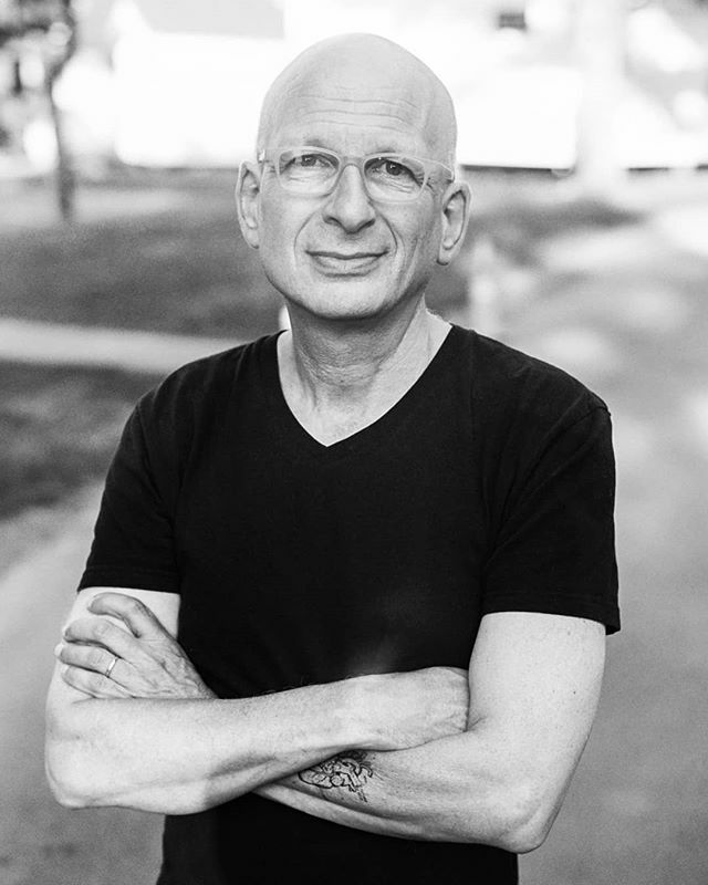 Seth Godin, Upstate NY, 2018.

So cool to have gotten to spend a little bit of time with this guy. Took two photos, then spent the rest of the time asking questions.

#sethgodin #entrepreneur #leica #madewithkodak #tri-x #upstate #portraiture ift.tt/32bgwDc