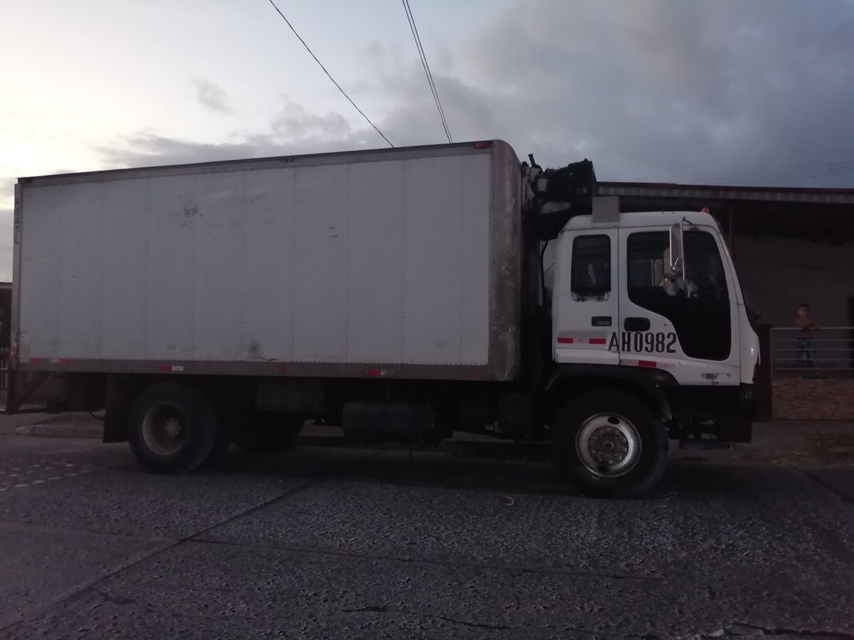 AlexaBatista's tweet photo. Camión abandonado en San Antonio desde el sábado 16 de febrero en Calle Urraca #1 camino hacia Las Praderas de San Antonio, el mismo fue abandonado y se encuentra en vía contraria obstruyendo el tráfico. @ProtegeryServir @ATTTPanama @TReporta @tvnnoticias @JCRufinalfaro https://t.co/CE7LstqJ6i