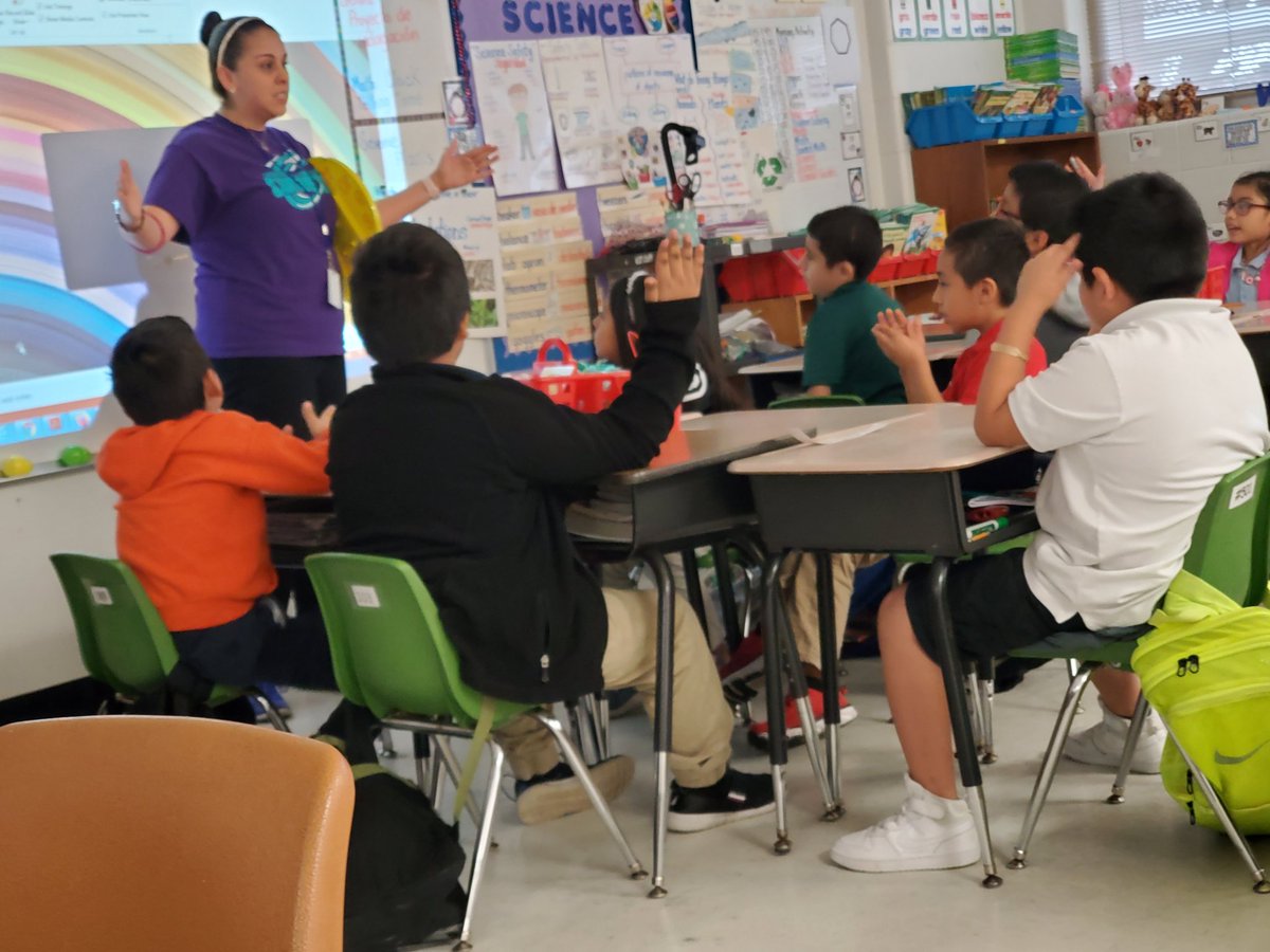 NHFineArtsMag's tweet photo. Telling time in 2ndgrade
#crenshawcomets
#proad2Bcisd https://t.co/Ypn2W7AvHd
