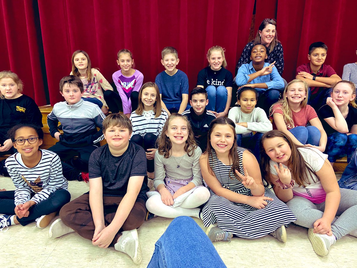 Choir informance! @EESMaher <a href="/PaulaTSpencer1/">Paula Spencer</a> <a href="/ccpsPerform/">ccpsPerform</a> #4thgrade #5thgrade #singing #choir