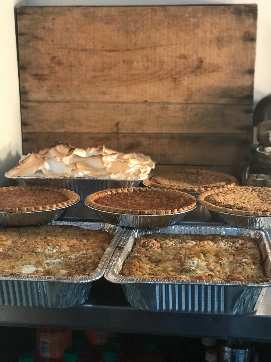 GEORGISPIZZERIA's tweet photo. Whether you need full services catering, or just something sweet we can take care of all you catering needs from A-Z To get a quote, or see our availability for 2020 call us (423) 821-2272 #noogaeats #chatteats https://t.co/Q1gNIaLLC8