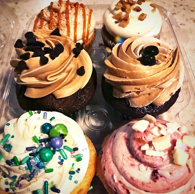 DarlingCake607's tweet photo. Spice spice // carrot cheesecake // chocolate peanut butter // chocolate espresso // vanilla vanilla// vanilla raspberry 🧁 https://t.co/QZPstK3ul8 https://t.co/RE3dl1IZqI