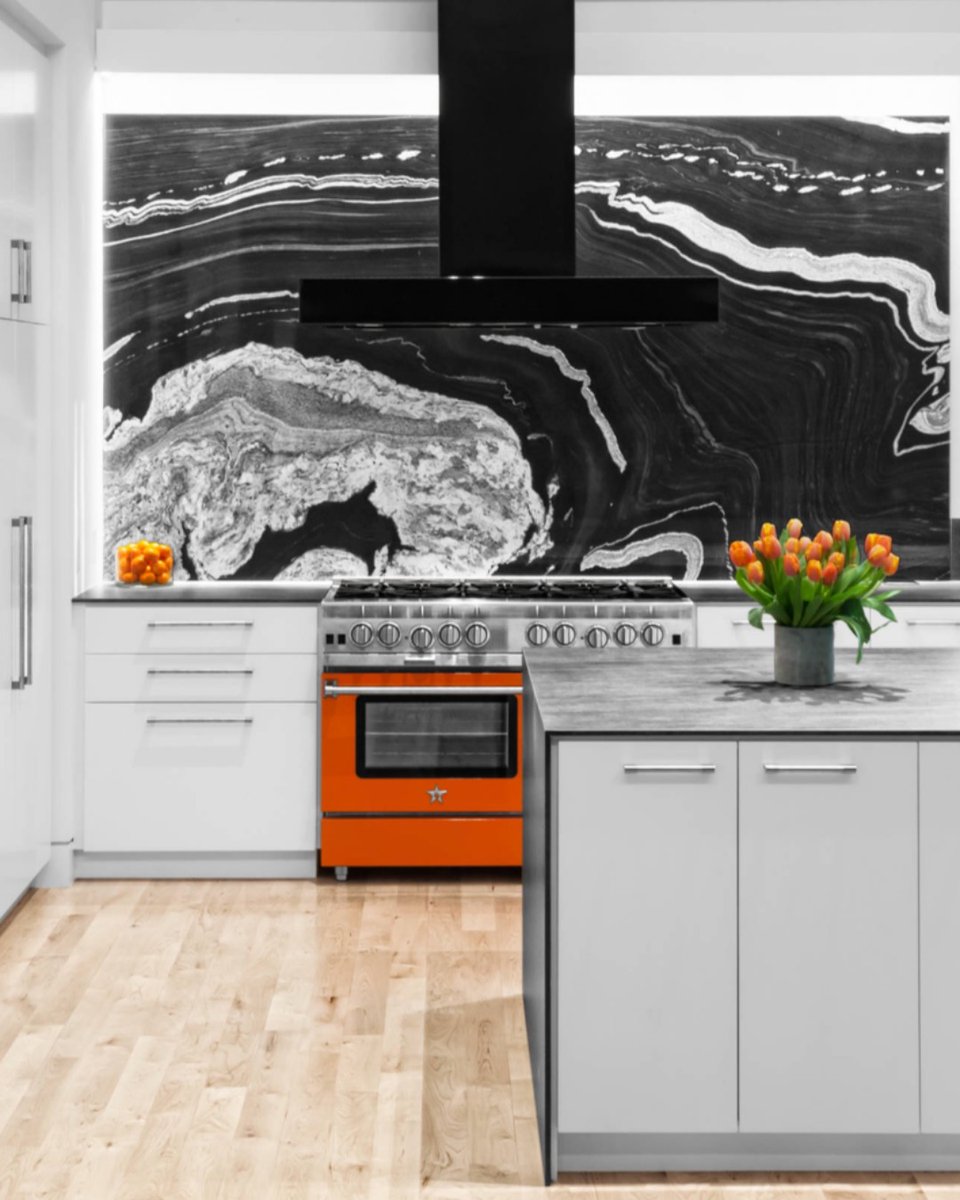 paschalldesign's tweet photo. What a backdrop! One must have orange accessories to tie in their orange oven ๐
#bold #interiordesign #statement #blackmarble #marble #backsplash #kitchen #modern #kitchendesign #paschalldesign #clutchmodern #orange #oven #flowers #blackhood #sleek #decor #bertazzoni #range https://t.co/leuEGyoXOP