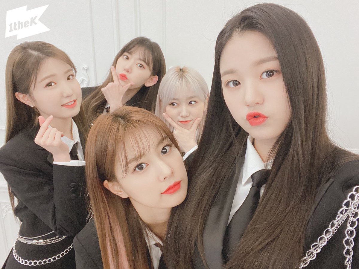 1theK's tweet photo. #아이즈원 꽃이 피었습니다🌹 축제에 사진이 빠질 수 없잖아요? 수트즈원 셀카로 박제📸 @official_izone #IZONE #FIESTA #피에스타

#수트댄스 #SuitDance 👉 https://t.co/jzHNWMnkl0 https://t.co/B8lNbBb27P