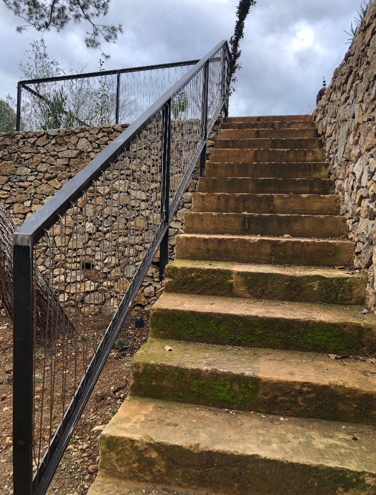 AngleVertPaysag's tweet photo. Confection des murets en pierre- Pose de la cabane et du plancher bois. Hâte de vous montrer la fin de ce projet paysager. #maconnerie #anglevertpaysage #maconneriepaysagere #pierre #muret #tradition #restanque #cabane #cabaneenbois #jardin @AngleVertPaysag https://t.co/ynJpzkWWT1