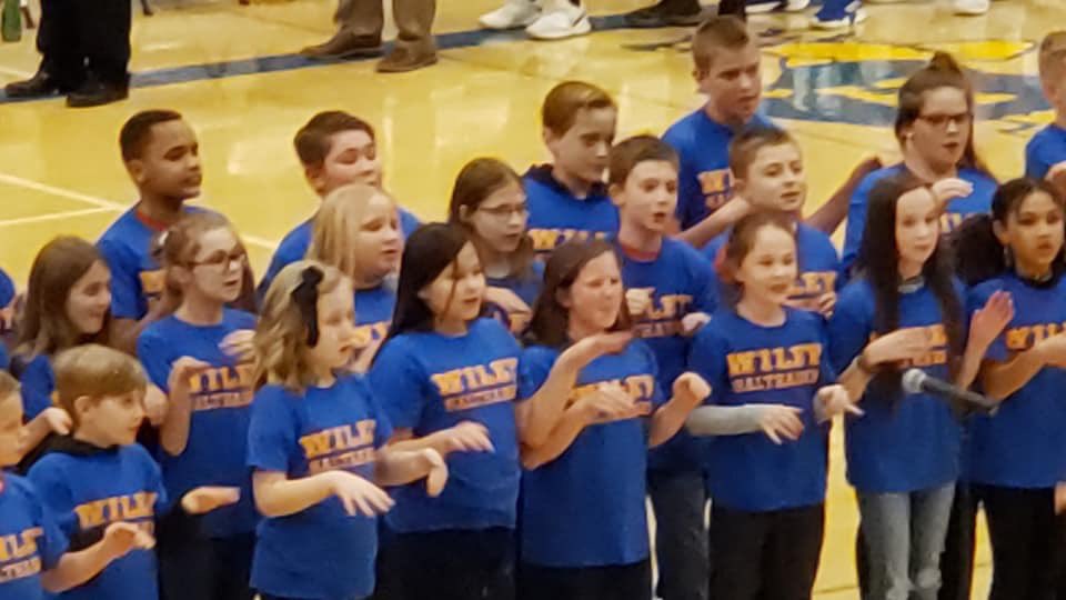 wileyrocks's tweet photo. We are bursting with #308pride as our Wiley 4th-6th graders kick off the @HHS_Salthawks boys basketball game by singing the National Anthem. #wileypride https://t.co/jsUbUzGtXi
