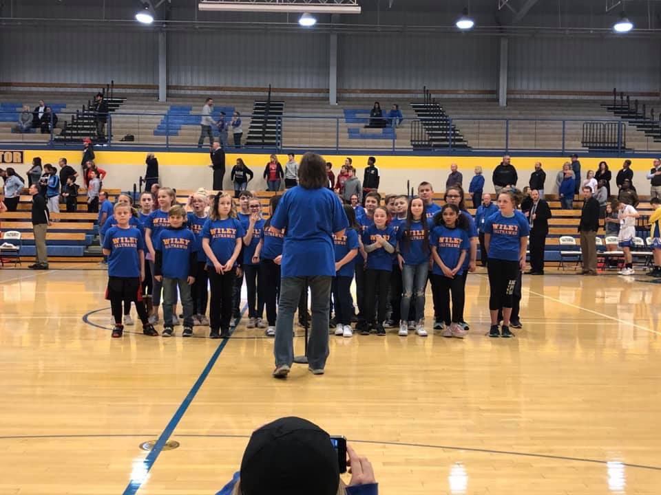 wileyrocks's tweet photo. We are bursting with #308pride as our Wiley 4th-6th graders kick off the @HHS_Salthawks boys basketball game by singing the National Anthem. #wileypride https://t.co/jsUbUzGtXi