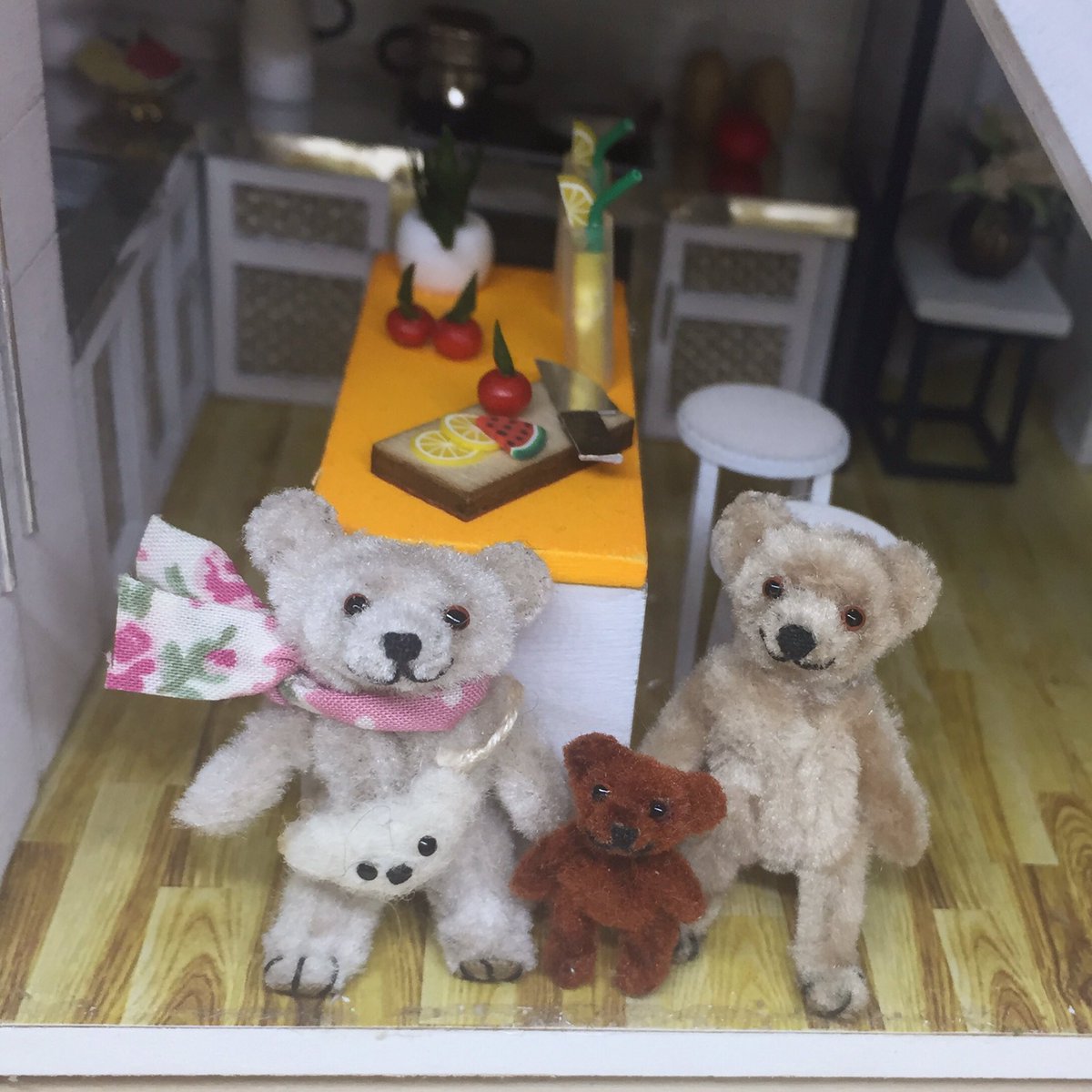 NaemaDiy's tweet photo. こんにちわ😊
本日のくまちゃん

#ミニチュア #ミニチュアベア #ミニチュア雑貨 #miniature #miniaturebear #手作り雑貨 #てづくり雑貨 #テディベア #teddybear  #手作り #ドールハウス  #ミニチュアハウス #ミニチュアドールハウス #miniature #miniaturehouse #handmade #dollhouse https://t.co/cNAtkLlHAB