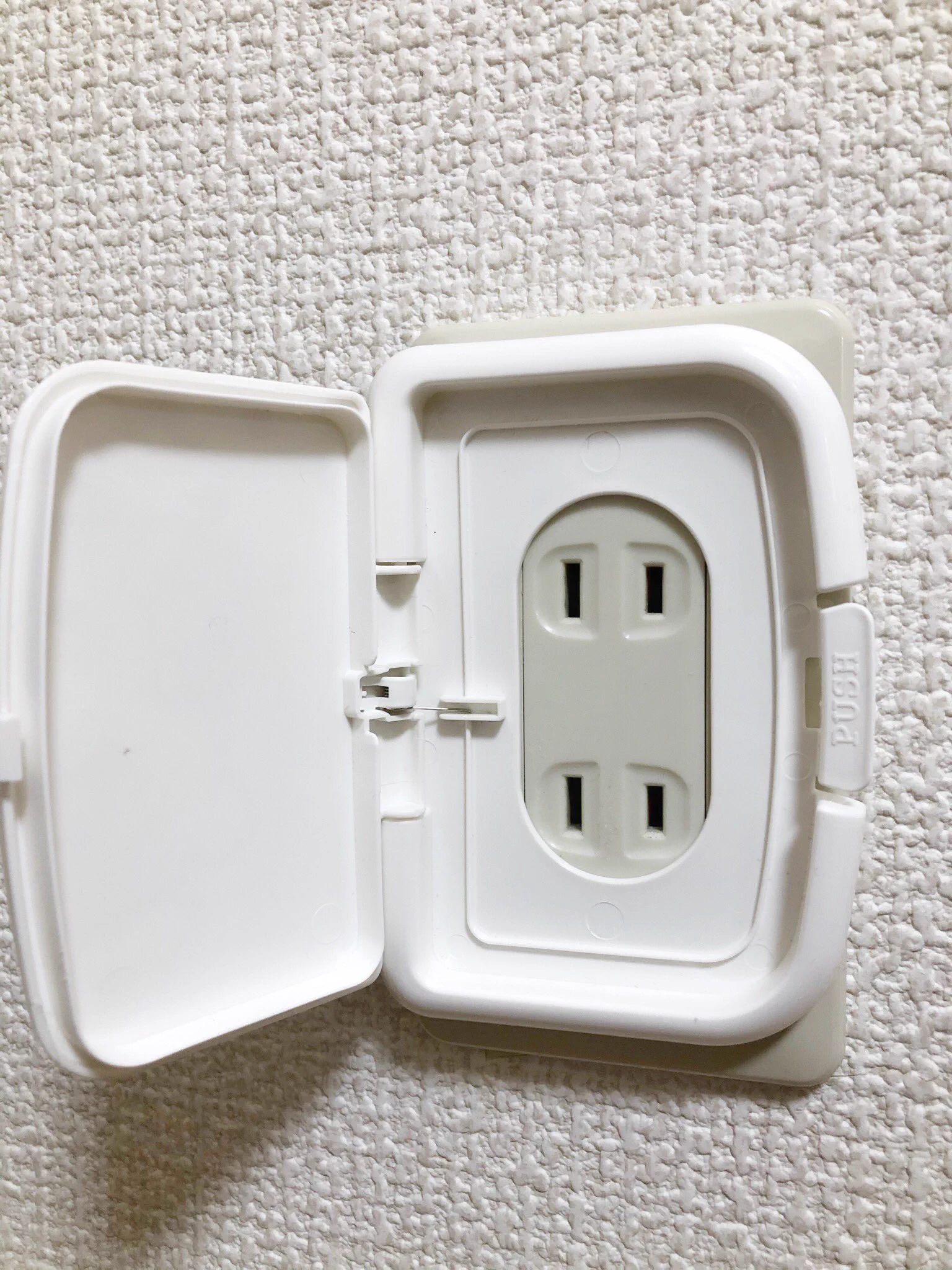 「おしりふきの蓋が・・・」ナイスなアイデア・ママさんが考え出したコンセントカバー！！