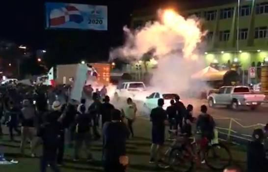 PeriodicoHoy's tweet photo. #PeriódicoHOY Lanzan bombas lacrimógenas a jóvenes frente a JCE #ElPaísHOY https://t.co/OguYQwnUIp https://t.co/SGzsb8lW9E