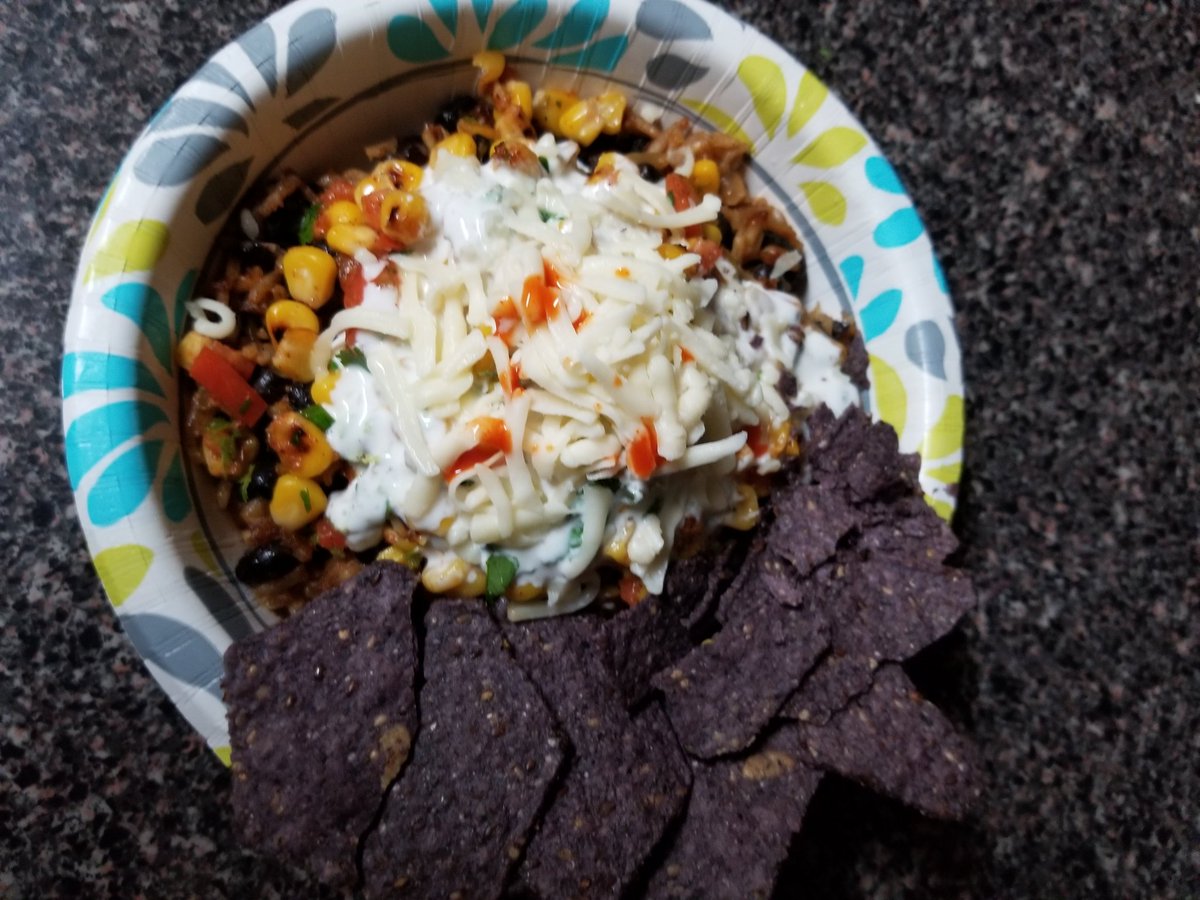 RedLemonGames's tweet photo. Veggie burrito bowl. This was amazing and fun to make. Im so happy that i love veggies and vegetarian stuff now. Eating 1600 calories a day and god i feel good <3 https://t.co/amqNUhhVux