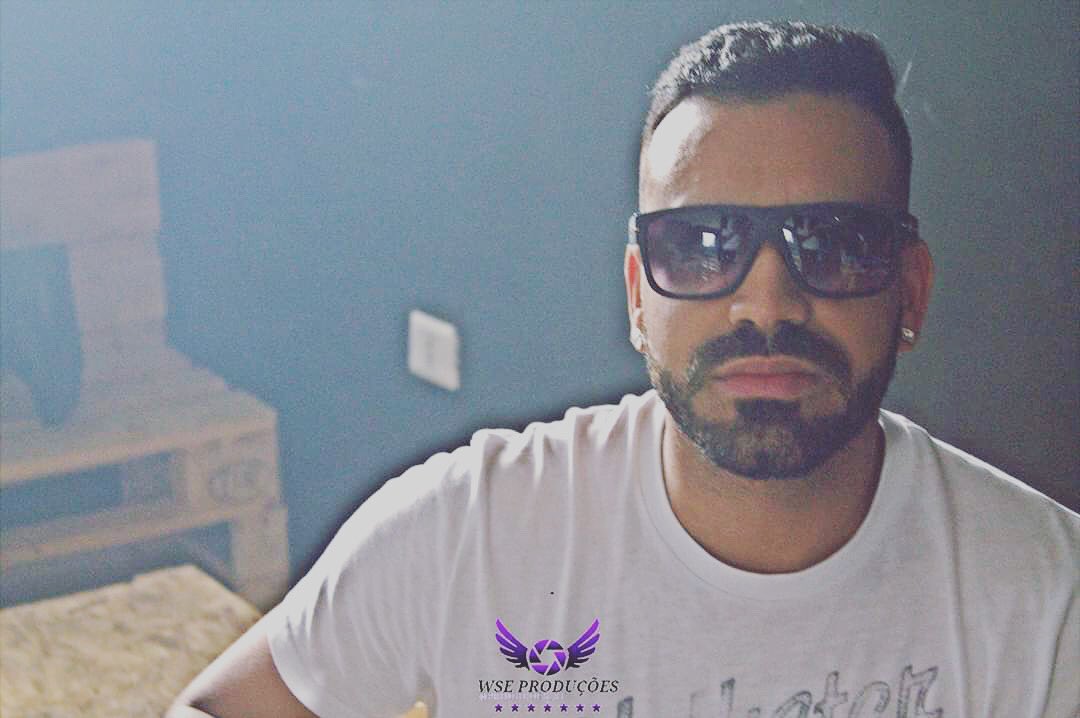 colgate1997's tweet image. Antes eu até sorria, hoje vejo os copos cheios e as pessoas vazia 😶