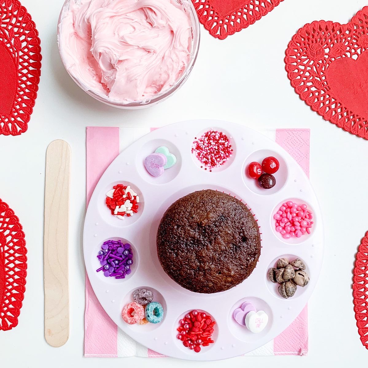 Valentine’s Day may be over, but these DIY art palette cupcake decorating stations are the perfect addition to birthday parties or anytime of year when you just want to celebrate at home! 🎉🧁 #familyfun #cupcakedecorating #kidcrafts 

gracegigglesandnaptime.com/diy-art-palett…
