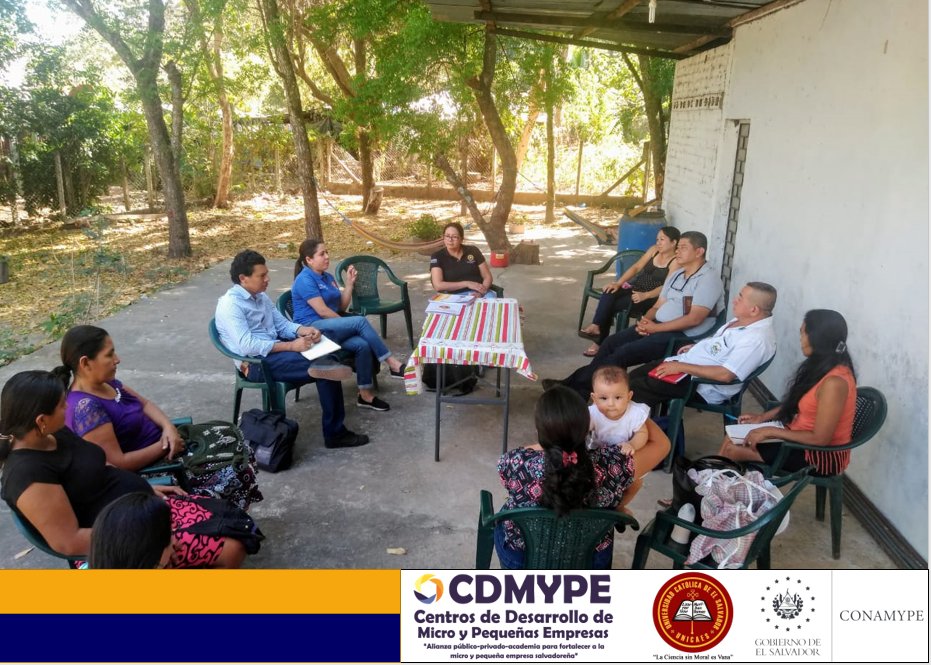 Este día nuestro equipo de asesores sostuvieron una reunión con un grupo de empresarios de Agromercado en Suchitoto, para conocer qué necesidades empresariales tienen para realizar acciones de trabajo que fortalezcan el crecimiento de su negocio.

#empresariosagromercado #CDMYPE