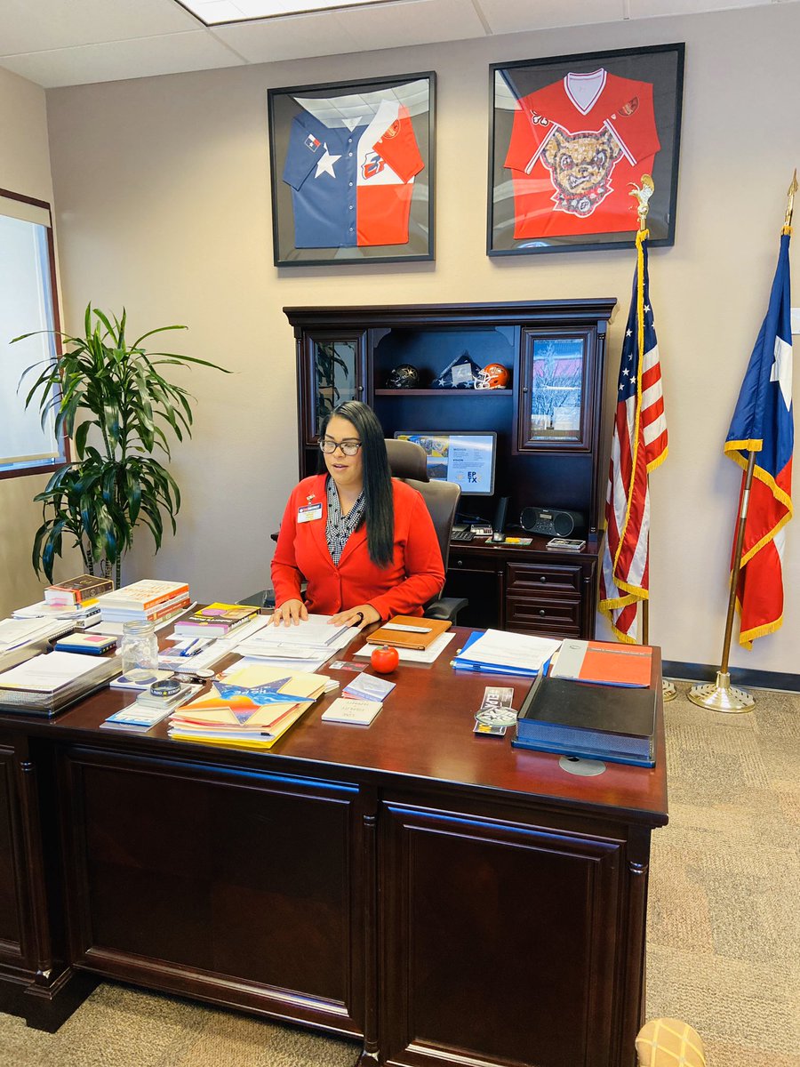 reynahustles's tweet image. This morning our campus was recognized at City Hall during the City Council meeting and I had the opportunity to visit Mayor Dee Margo’s office. I promptly organized his desk and now the city of El Paso will run that much smoother. 🤣 #OCD #ItsAProblem #IKnow #ILoveMyJob