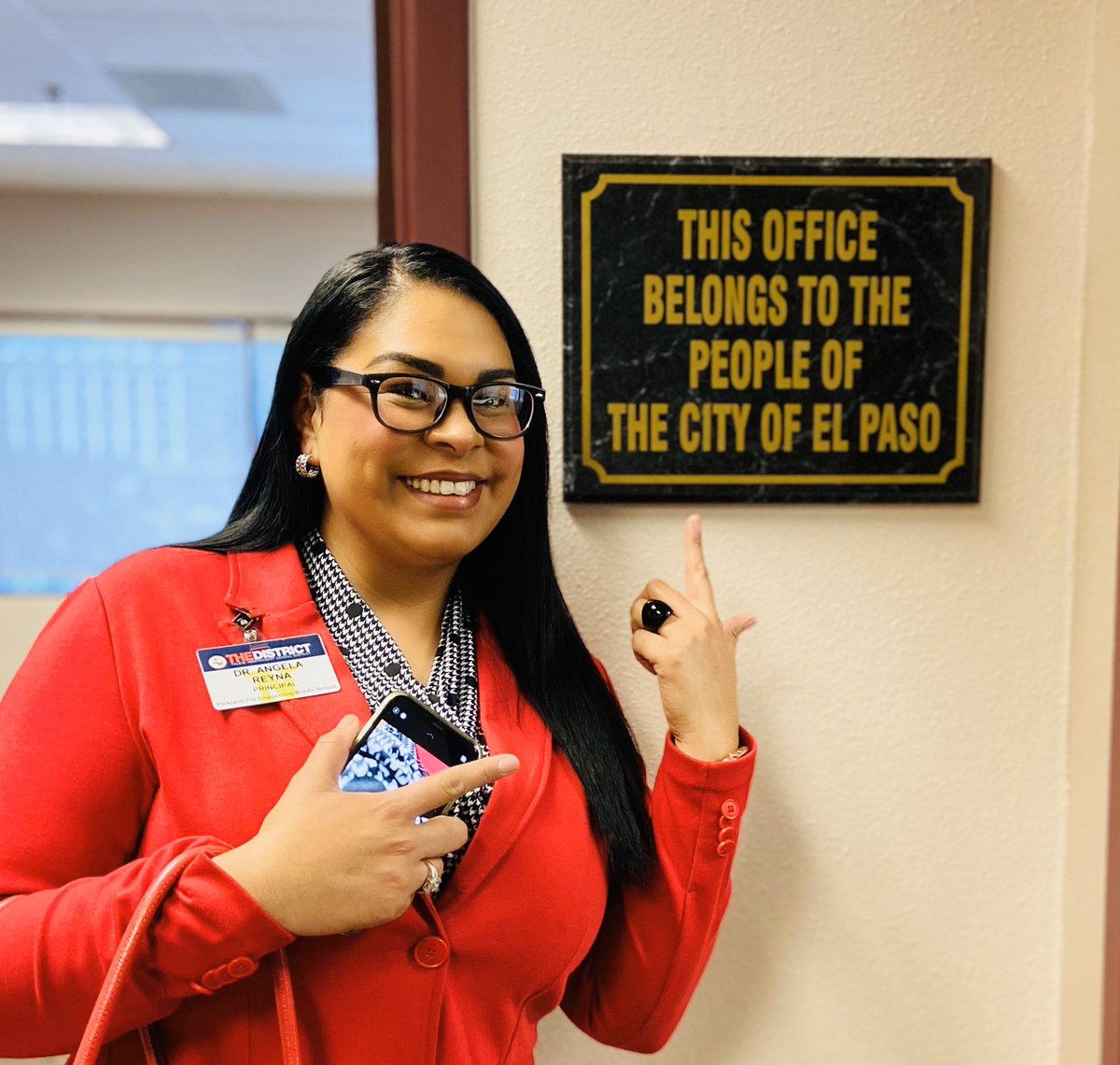 reynahustles's tweet image. This morning our campus was recognized at City Hall during the City Council meeting and I had the opportunity to visit Mayor Dee Margo’s office. I promptly organized his desk and now the city of El Paso will run that much smoother. 🤣 #OCD #ItsAProblem #IKnow #ILoveMyJob