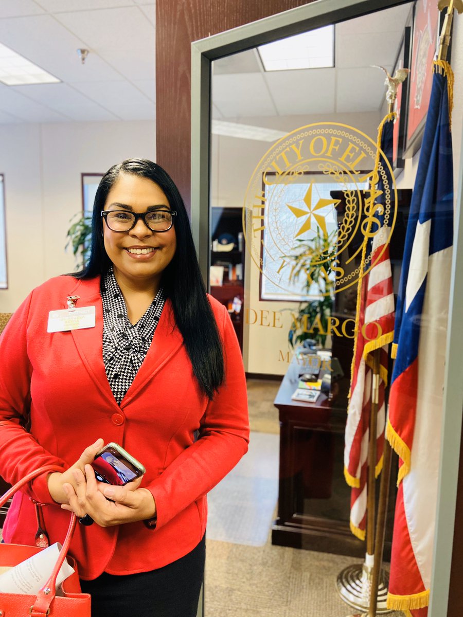 reynahustles's tweet image. This morning our campus was recognized at City Hall during the City Council meeting and I had the opportunity to visit Mayor Dee Margo’s office. I promptly organized his desk and now the city of El Paso will run that much smoother. 🤣 #OCD #ItsAProblem #IKnow #ILoveMyJob