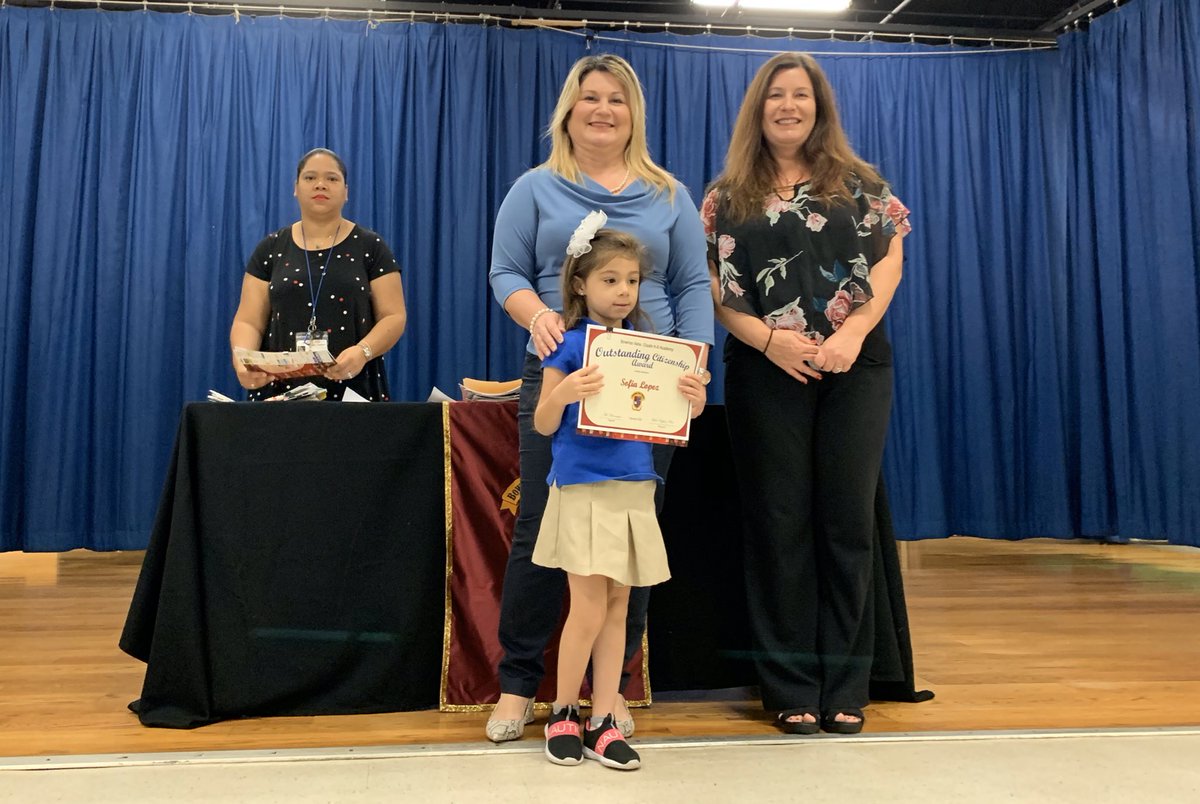 K8_Dragons's tweet photo. Kindergarten students are recognized at the honor roll ceremony. #learninghappenshere #PTOinAction #BabyDragonsRocktheGrades @MDCPS @MDCPSSouth @MartaPerezMiami https://t.co/wQRyKryHj2