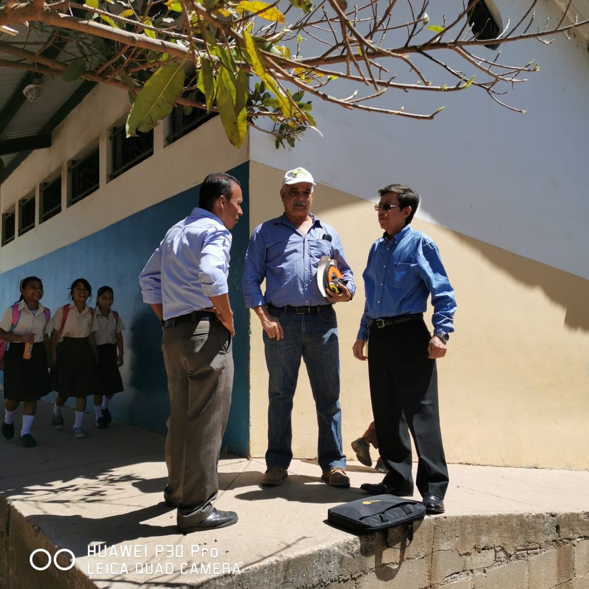 RotaryTGU_Metro's tweet photo. El día de hoy, nuestros CR Luis Calix, German Palacios y Mario Blanco realizan visita de supervisión de las áreas del sistema de agua de la escuela Santa Teresa de Jesús en la colonia La Nueva Capital. 👷🏻‍♂️👨🏻‍🔧🏫 https://t.co/4KGBlB0XIe