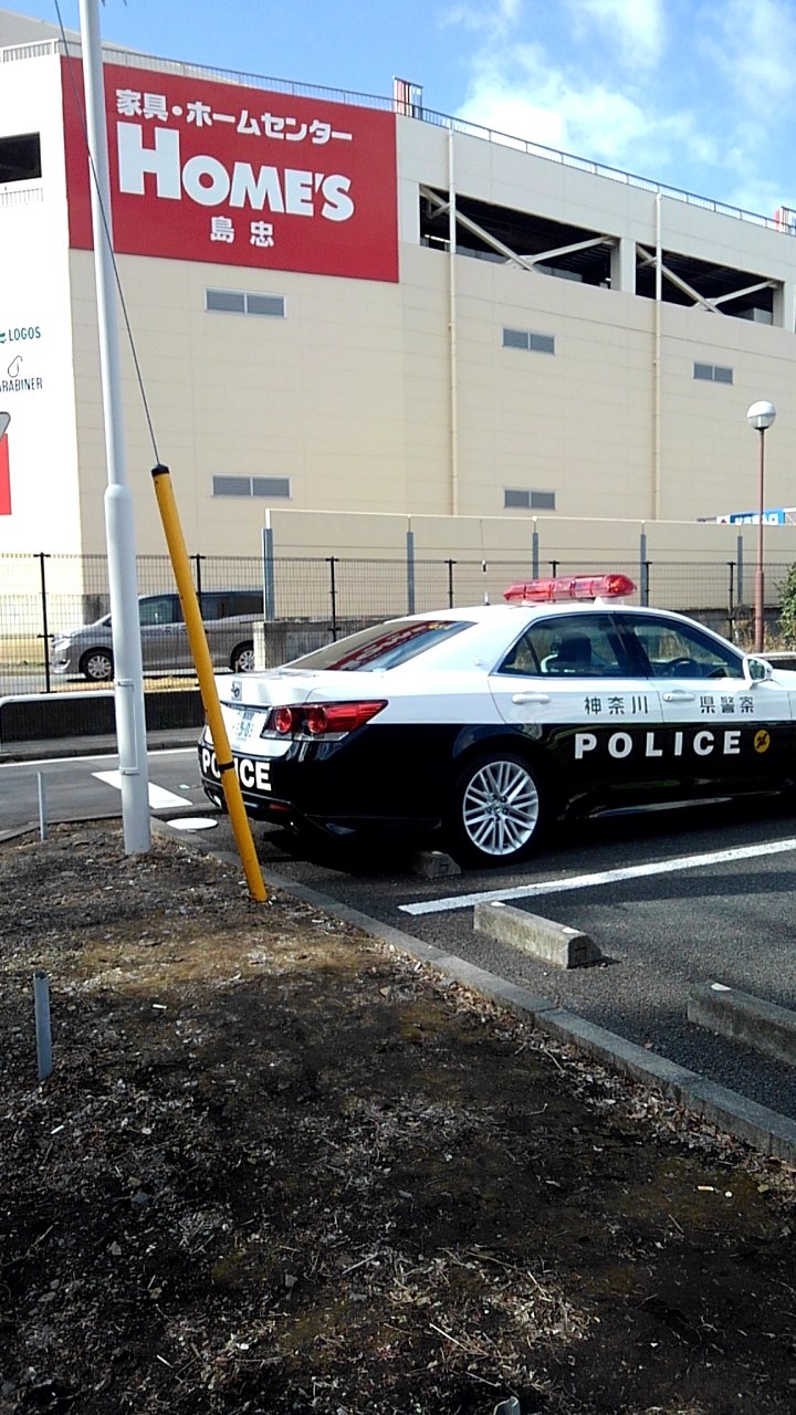 ガマ 古淵のスギ薬局の脇に警察官が隠れて 一時停止の取り締まりをしている 2台止めらている この場所とイオンから古淵駅に向かう通りも横断歩道を歩行者が横断していても止まらない奴が居るから 取り締まりをしているのをよく見かける T