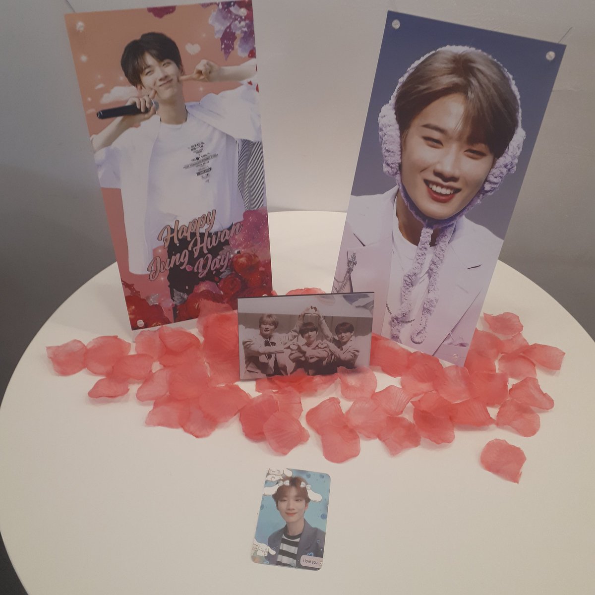 silop1013's tweet photo. 아침에 호다닥 갔다왔어요! 동서남북 어딜봐도
정환이라서 너무너무 좋았어요💜 특전들도 너무
귀엽고 잘생긴 정환이...🤦🏻‍♀️🤦🏻‍♀️컵홀더카페이벤트
해주신 @MyHeartLeapsUp_ 님 감사합니다!
#나의_자부심_정환아_생일축하해
#HAPPY_JUNGHWAN_DAY https://t.co/VnBEvByY6N