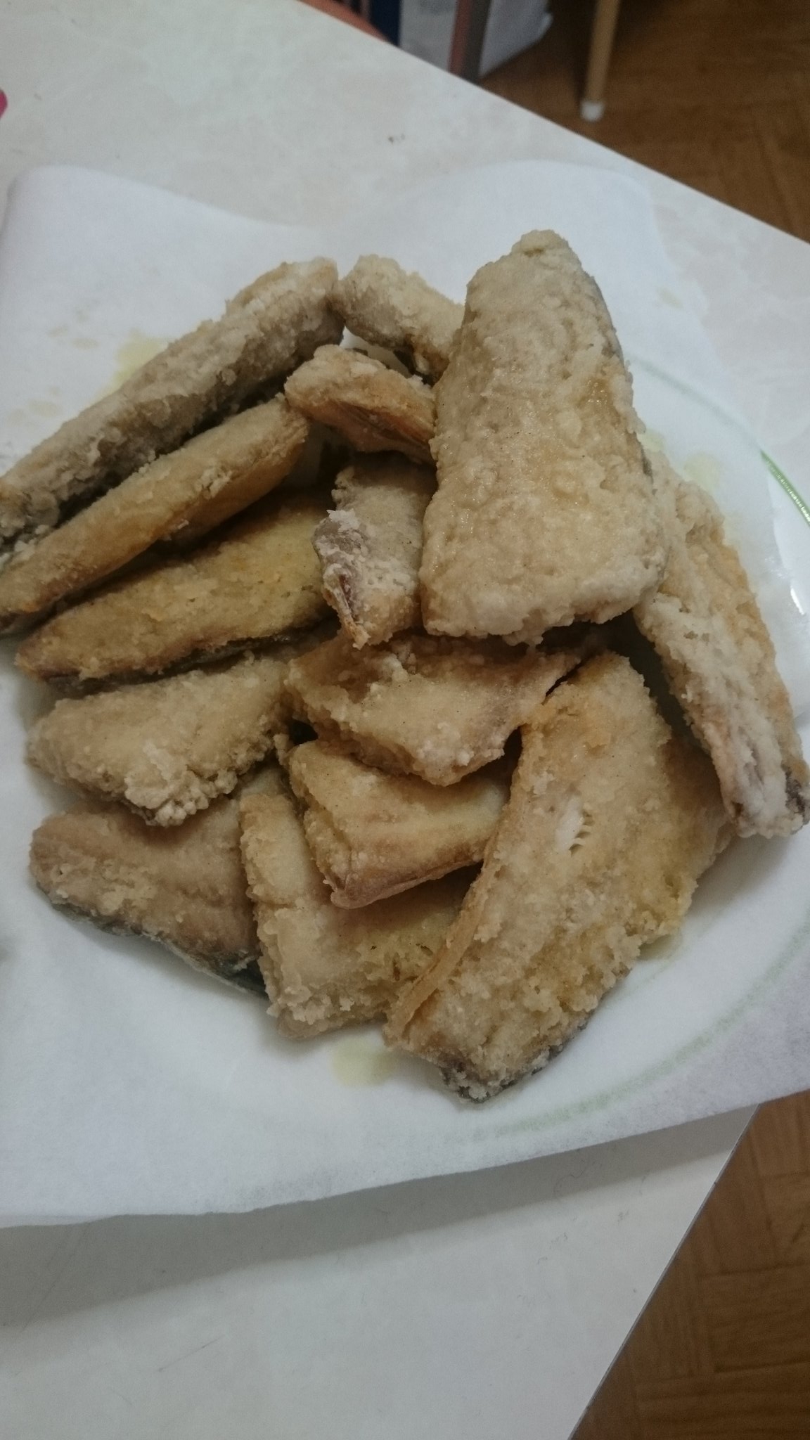 おざききざお 生ホッケを片栗粉と少しの塩コショウをまぶして揚げたやつ 皮は剥がさない方が香ばしくて食感も良い 熱いうちにポン酢で食べるとさっぱりしてめちゃくちゃ美味い もちろん大根おろしとも相性バッチリ 魚へんに花と書いてホッケ 魚食