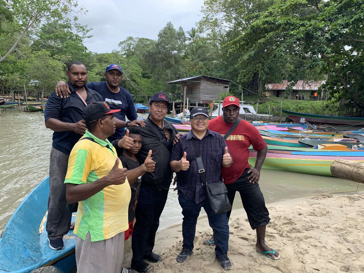 Asambodo's tweet photo. Friendly people of #telukbintuni #beautifulbeach https://t.co/riCjBg2SFC
