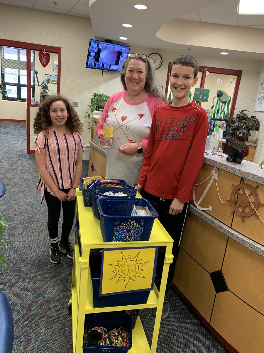 5thGarfield402's tweet photo. Last week our 5th graders went around the building with the Sunshine ☀️ Cart and delivered random goodies to all the staff and one student from each class! Every week our kids will go around spreading joy! #5thgrade50 #randomactsofkindness #grizzlytribe #sunshinecart https://t.co/A3aVhkPJL4