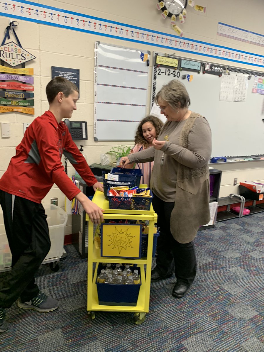 5thGarfield402's tweet photo. Last week our 5th graders went around the building with the Sunshine ☀️ Cart and delivered random goodies to all the staff and one student from each class! Every week our kids will go around spreading joy! #5thgrade50 #randomactsofkindness #grizzlytribe #sunshinecart https://t.co/A3aVhkPJL4
